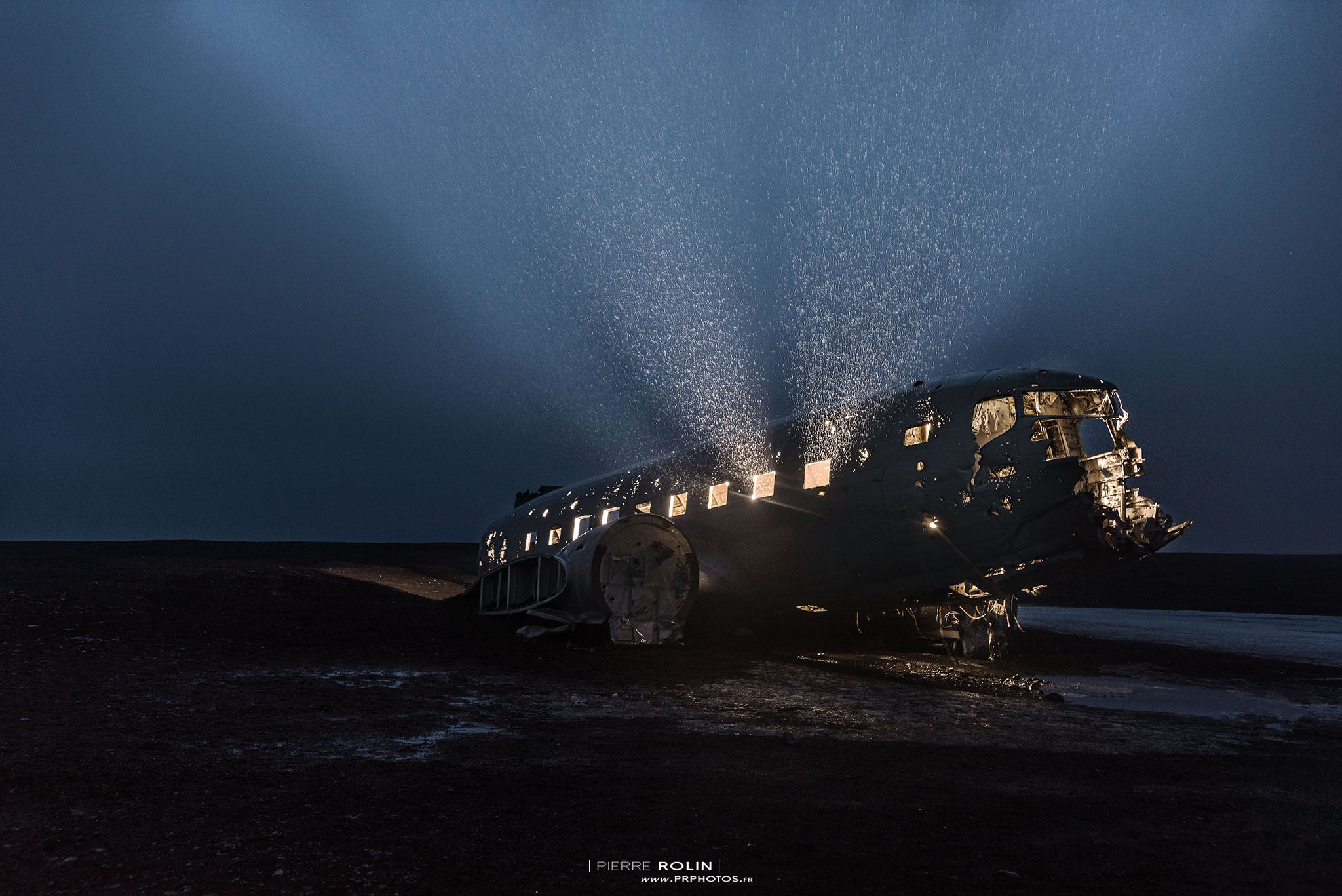 Jeux de lumière dans l'avion | Paysage de nuit © Pierre ROLIN - Photographe Nancy - Lorraine / Grand Est