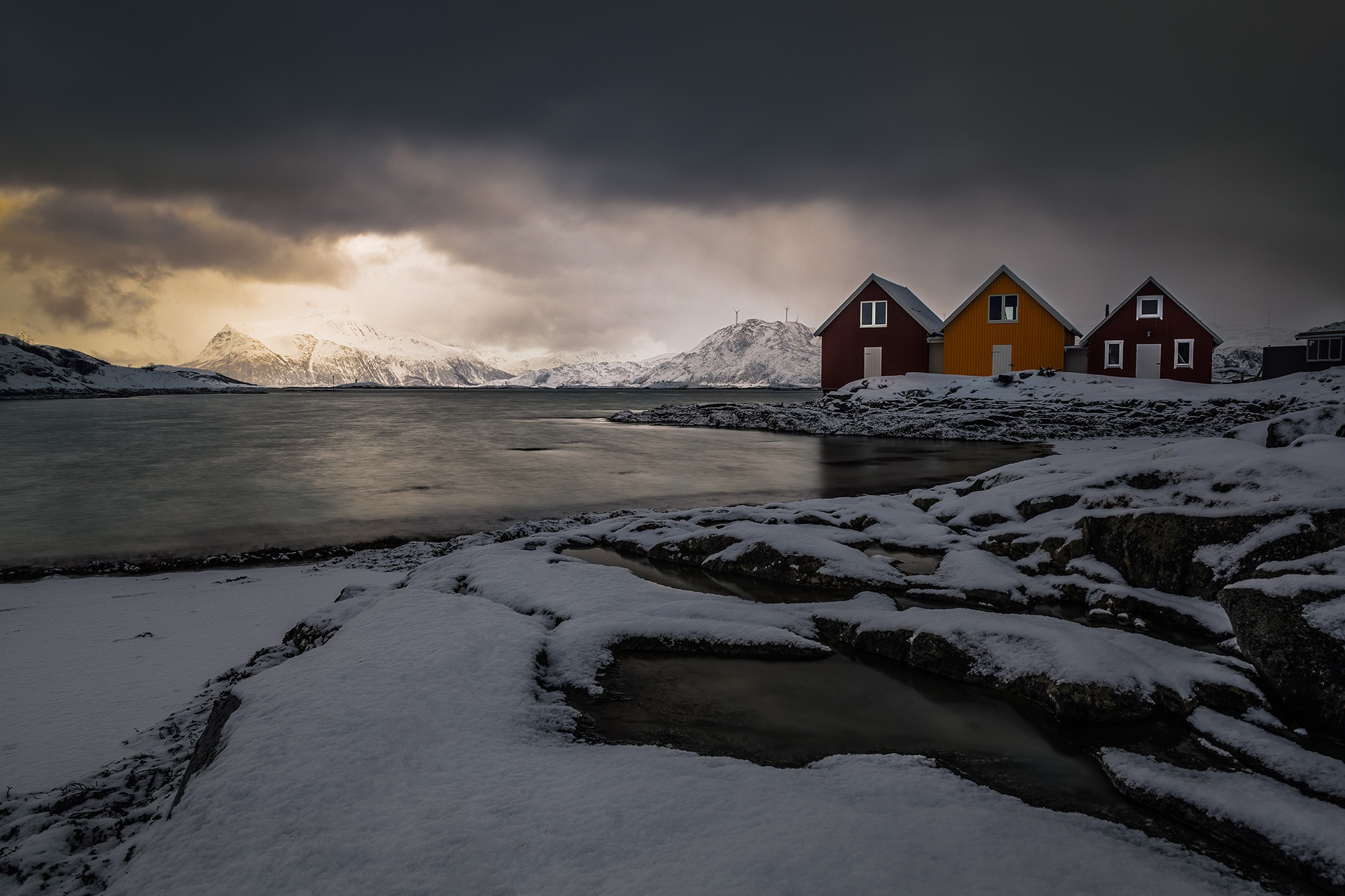 Jeux de lumière sur la Norvège, au bord du fjord.