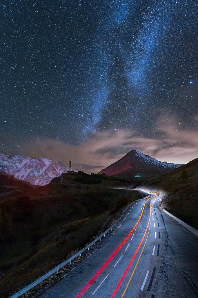 Voie lactée et lighttrail au col du Lautaret | Hautes-Alpes © Pierre ROLIN - Photographe Nancy - Lorraine / Grand Est