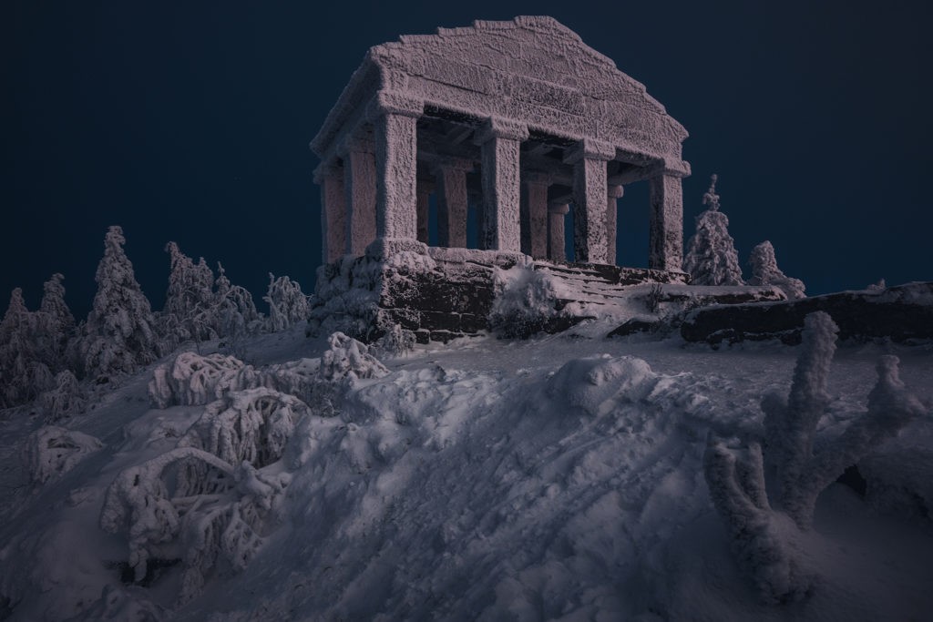 Le temple du Donon dans son écrin de givre, de nuit | Vosges, Lorraine © Pierre ROLIN - Photographe Nancy - Lorraine / Grand Est