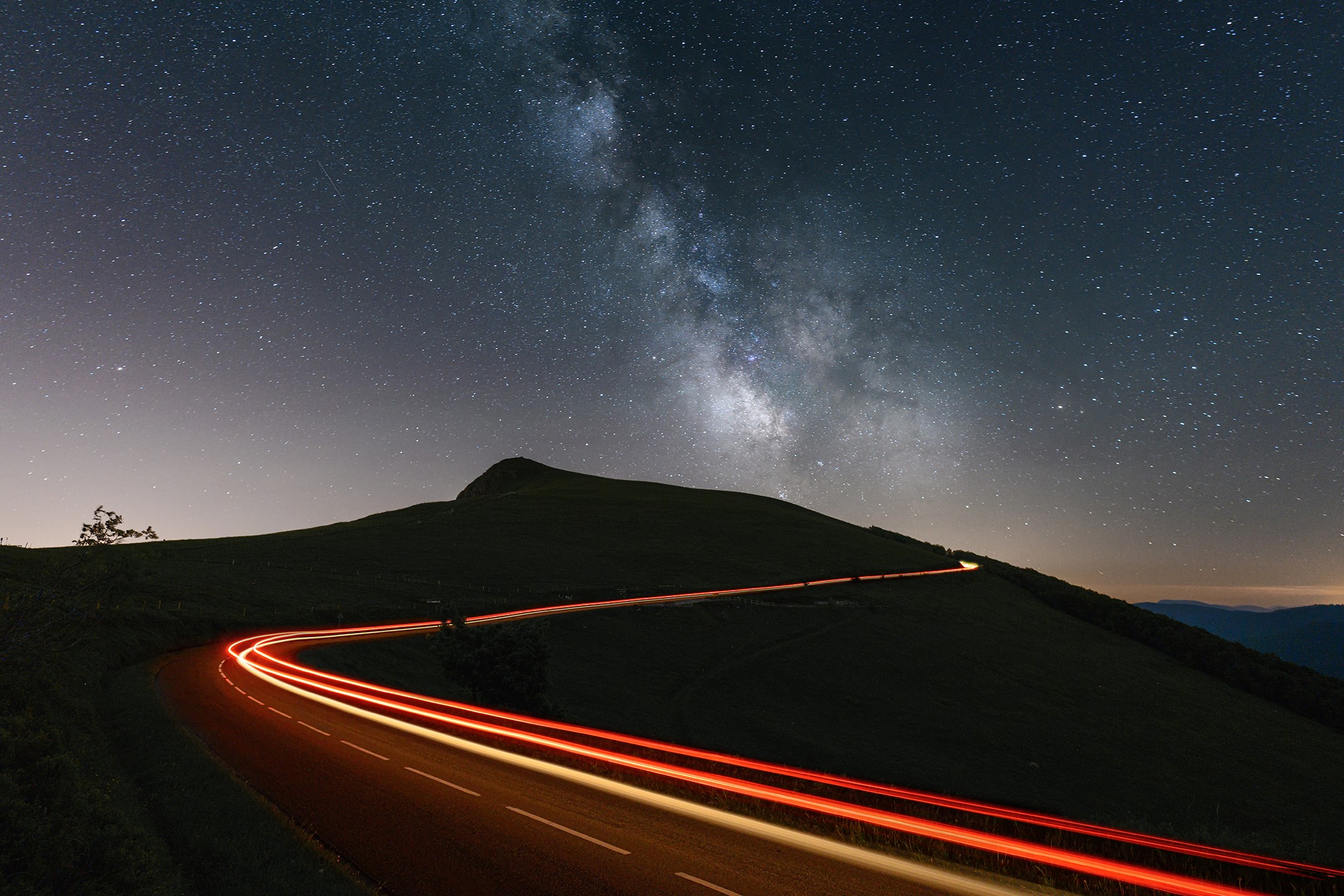 Voie lactée et light trail sur la route des Crêtes | Vosges © Pierre ROLIN - Photographe Nancy - Lorraine / Grand Est