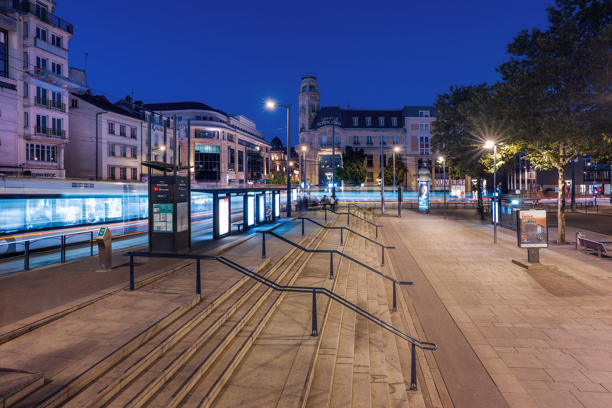 Le tram en pose longue à Nancy | Place de la République © Pierre ROLIN - Photographe Nancy - Lorraine / Grand Est