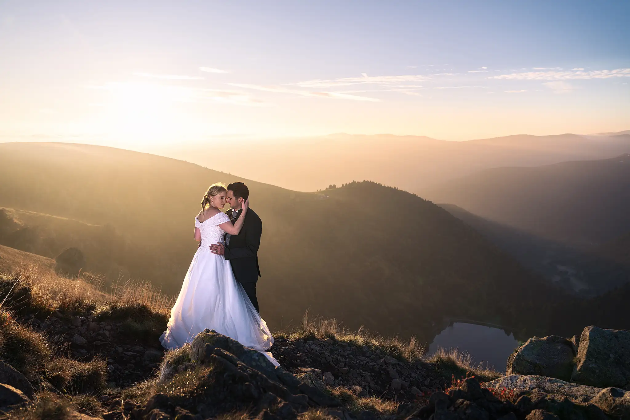 Séance de couple mariage en day after sur les crêtes des Vosges au lever de soleil, sur le Hohneck © Pierre ROLIN - Photographe mariage Nancy - Lorraine / Grand Est