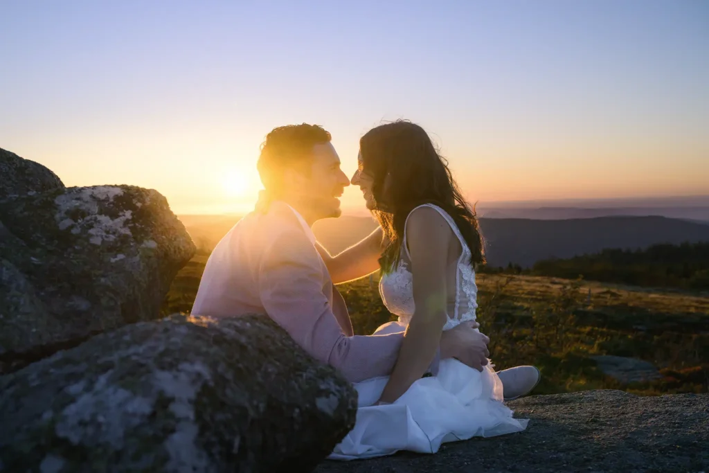Couple de mariés au coucher du soleil sur le Gazon du Faing lors d'une séance photo day after dans les Vosges.