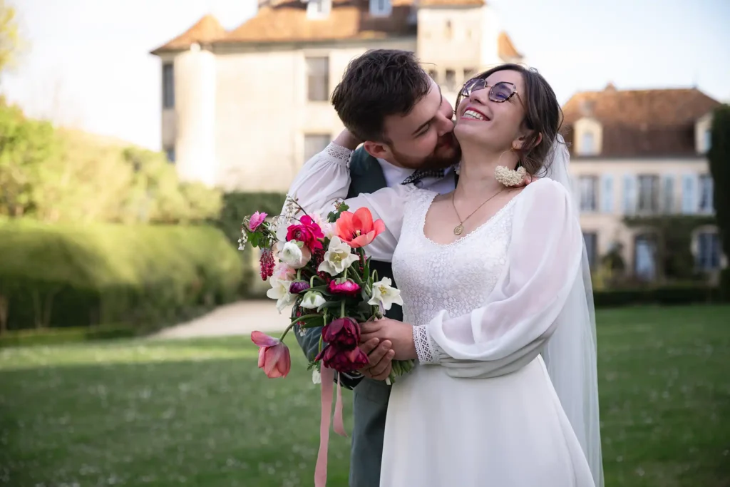 Mariés complices pendant le cocktail au Château de Boucq en Meuse