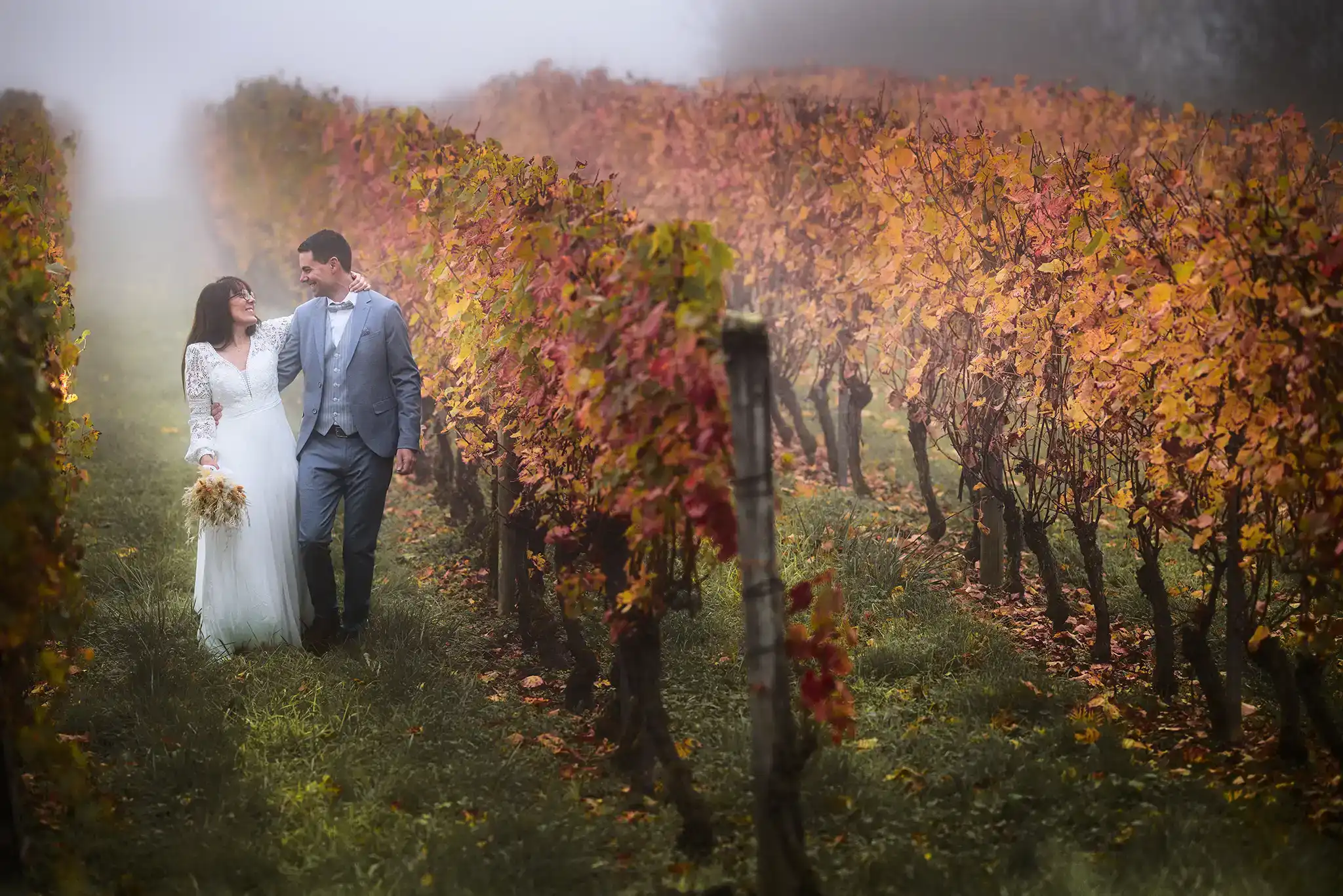 Mariés marchant dans les vignes de Bruley près de Toul lors d’une séance day after au petit matin en automne