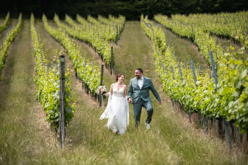 Couple de mariés marchant dans les vignes de Bruley près de Toul après leur découverte de mariage