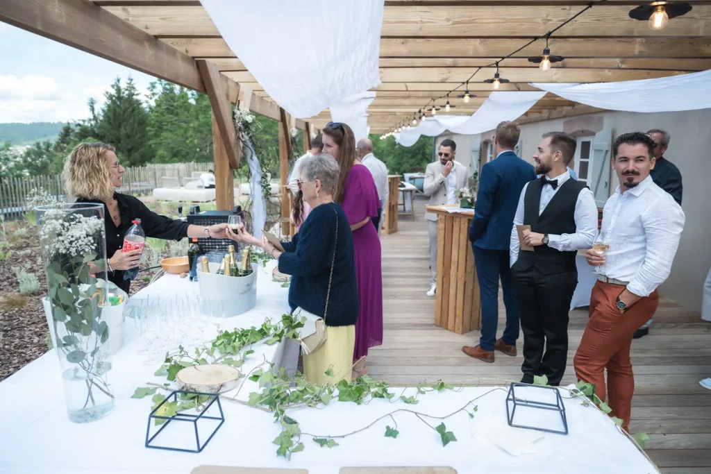 Vin d'honneur sur la terrasse de la Ferme Émeraude à Gérardmer dans les Vosges