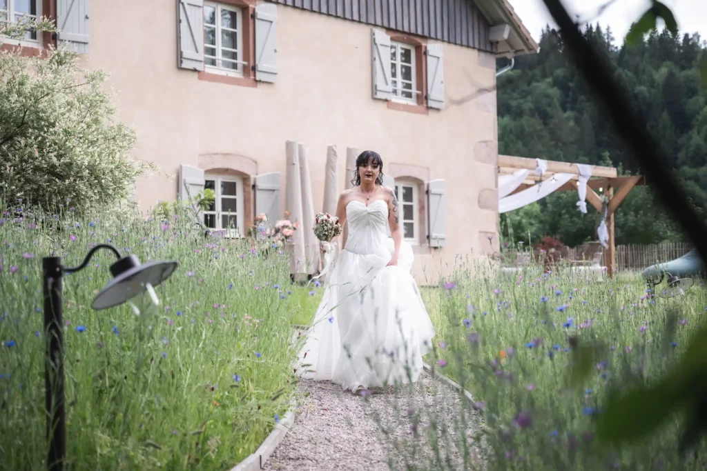 Mariée dans les jardins de la Ferme Émeraude à Gérardmer au cœur des Vosges