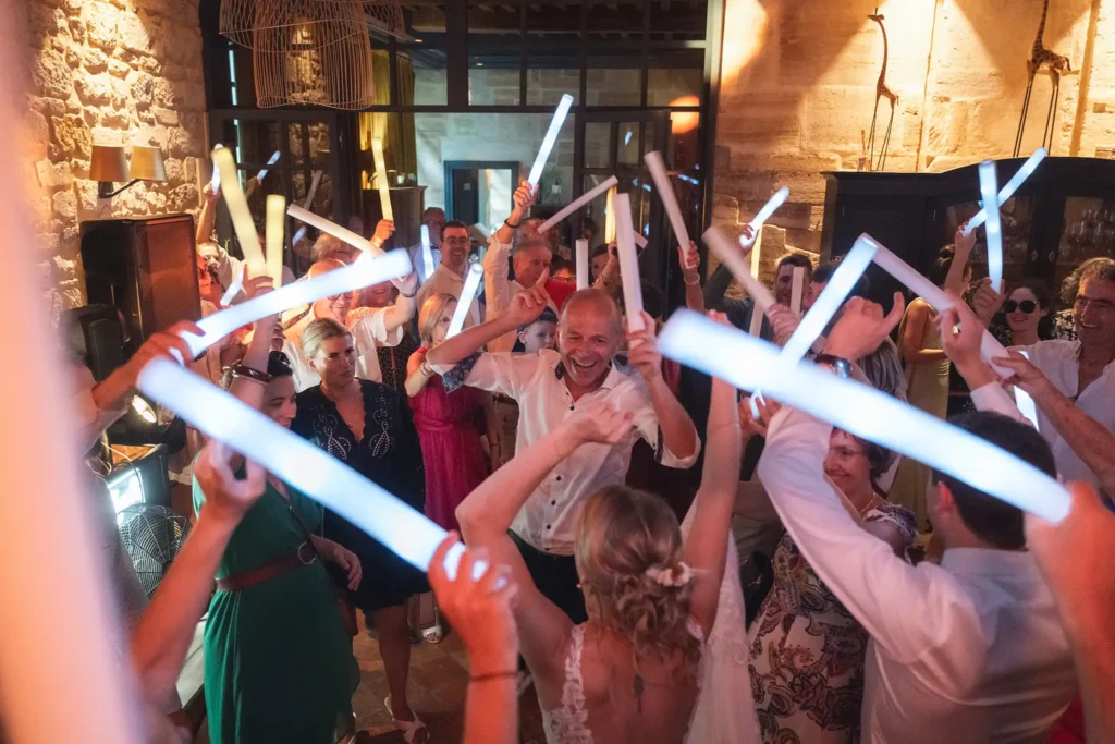 Soirée dansante avec bâtons lumineux lors d'un mariage à la Maison Forte de Revigny-sur-Ornain en Meuse