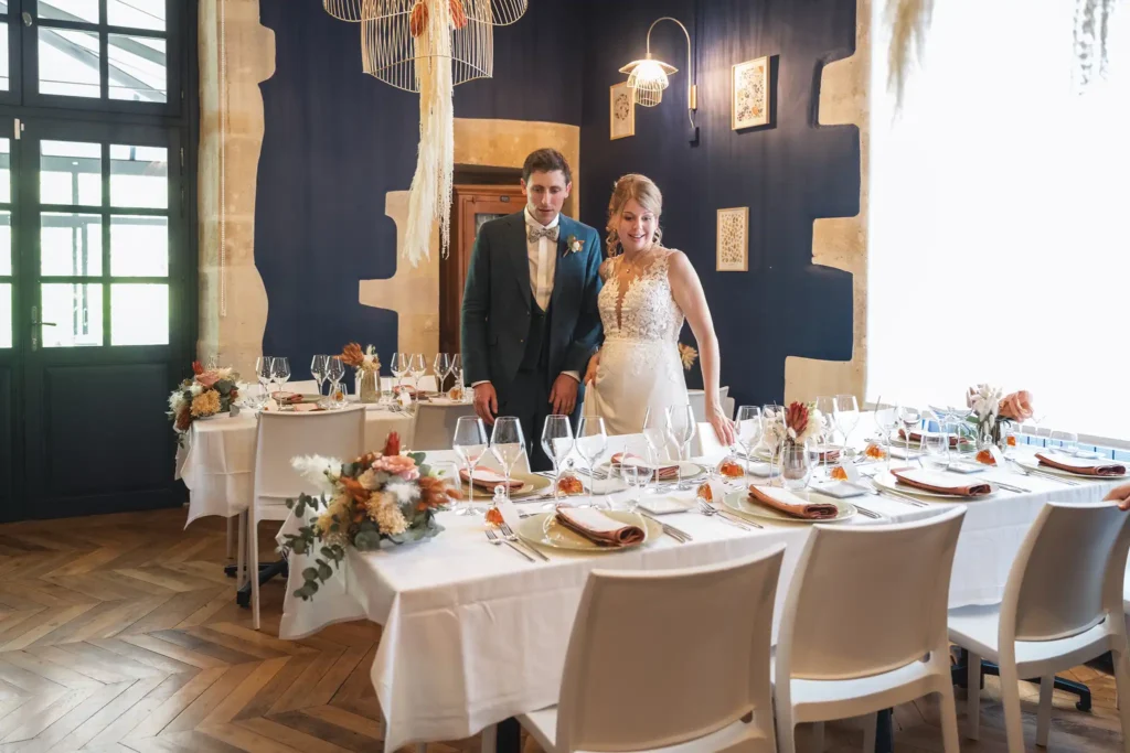 Les mariés découvrent une salle de réception décorée à la Maison Forte de Revigny-sur-Ornain en Meuse