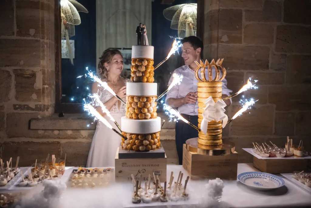 Les mariés découvrent leur pièce montée et leur croquembouche avec des fontaines scintillantes à la Maison Forte de Revigny-sur-Ornain