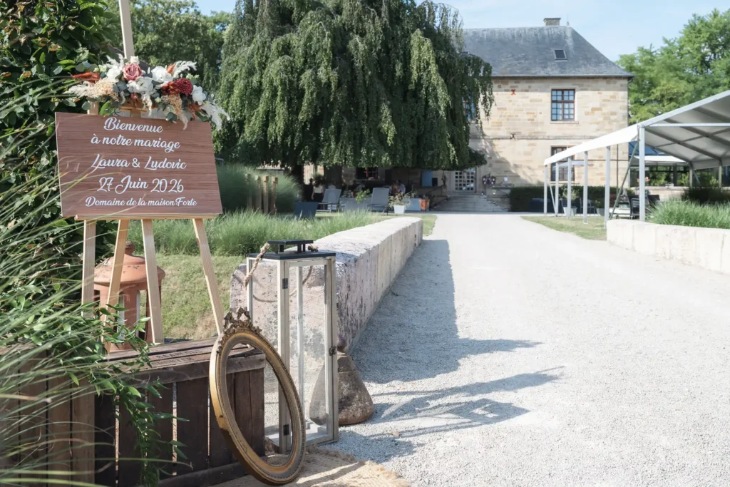 Entrée de la Maison Forte à Revigny-sur-Ornain décorée pour un mariage en Meuse