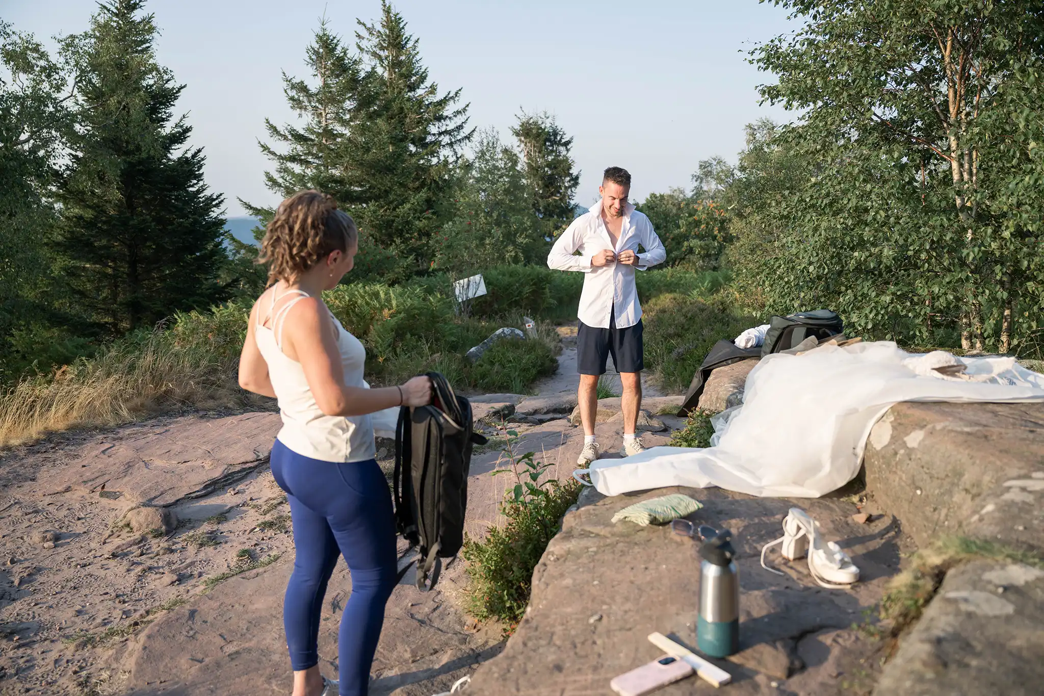 Les mariés se préparent au sommet du Donon avant leur séance photo day after dans les Vosges.