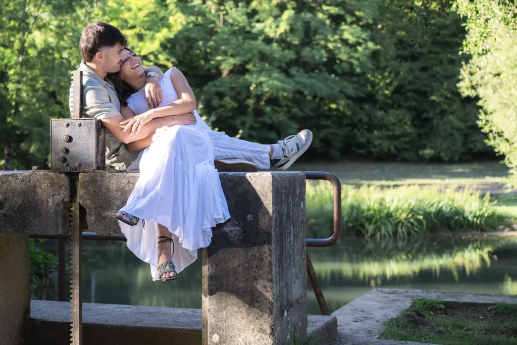 Couple installé au bord de l’eau lors d’une séance photo près de Dieulouard