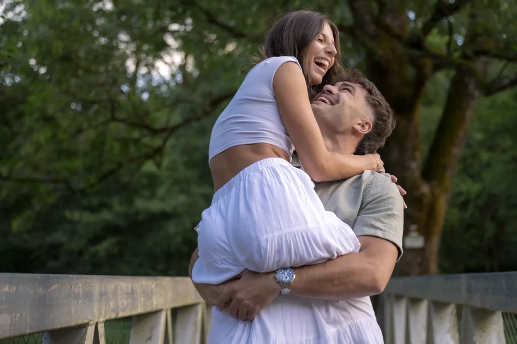 Couple riant sur un pont lors d'une séance photo près de Dieulouard