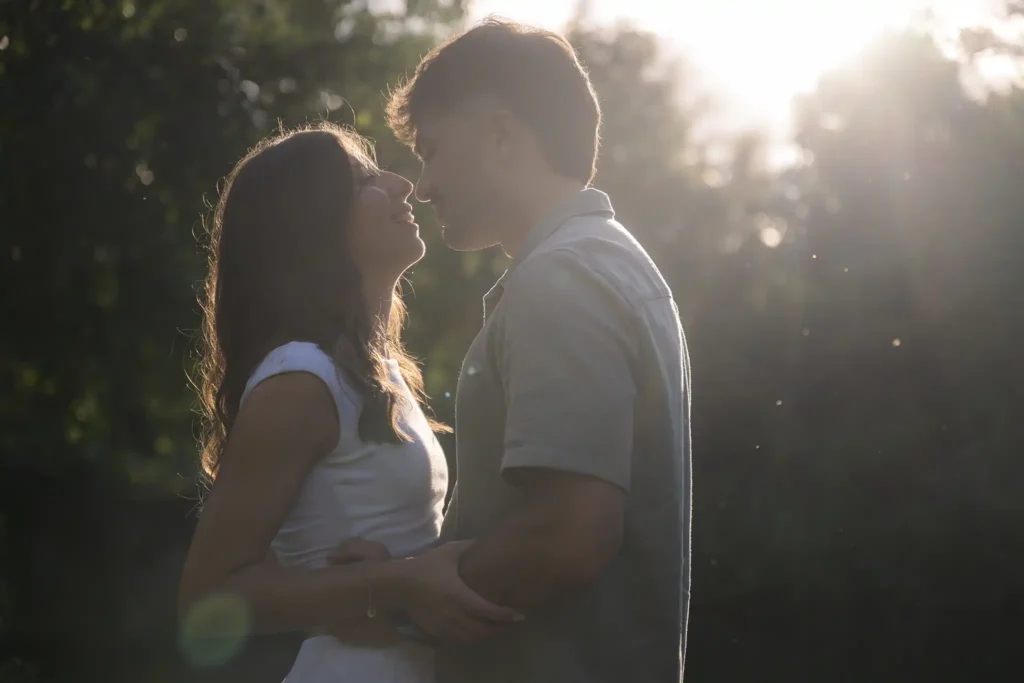 Couple face à face dans la lumière du soir lors d'une séance engagement près de Dieulouard